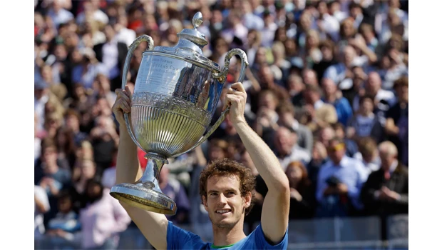 Murray stands up to diving Tsonga in Queen's win