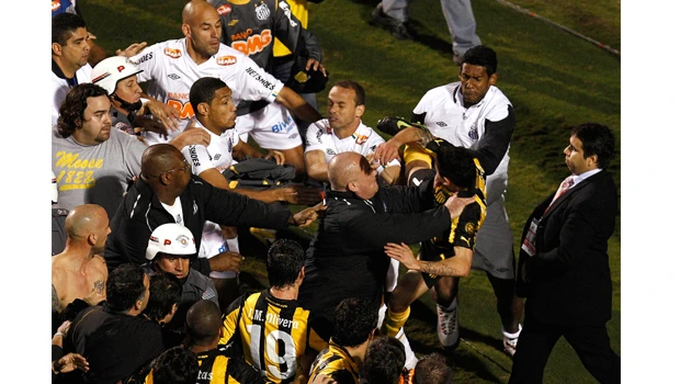 Santos edge Penarol to claim Libertadores Cup