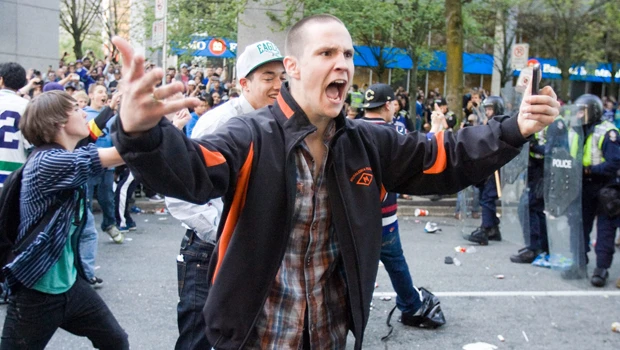 Vancouver fans riot after Canucks' loss