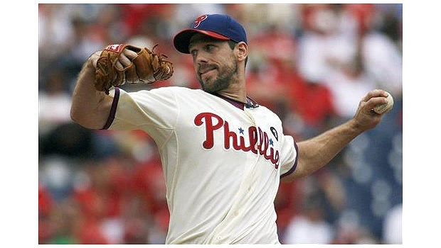 Lee throws 2-hitter as Phillies top Marlins