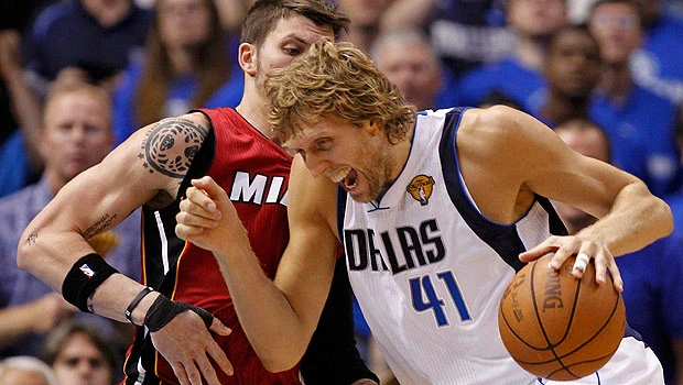 Ailing Nowitzki eases Mavericks past Heat