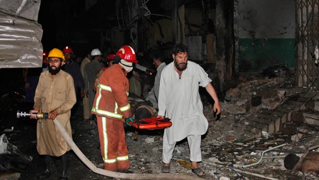 Blasts kills 34 in Pakistan, as CIA chief visits