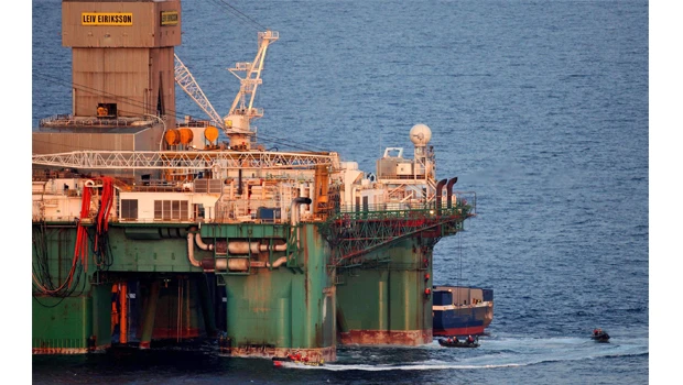18 Greenpeace activists climb Greenland oil rig