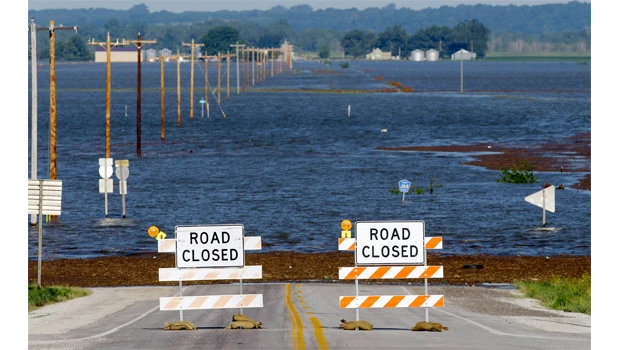 Missouri River floodwater reaches Iowa town levee
