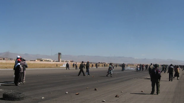 Peru protesters shut airport after deadly clash