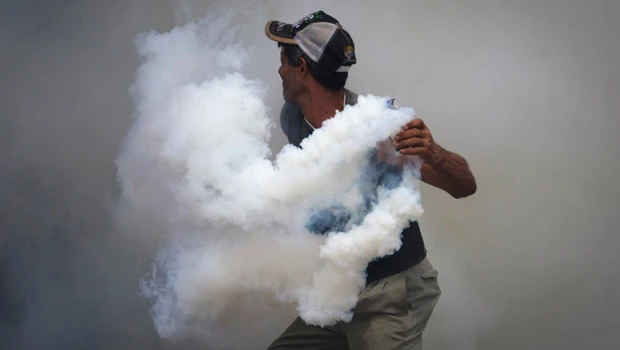 Venezuelan troops battle inmates at prison