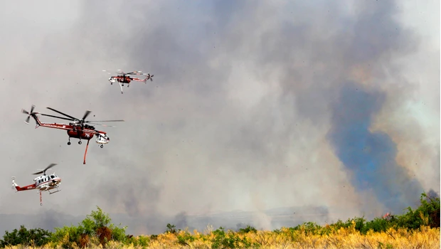 Winds challenge crews battling US wildfires