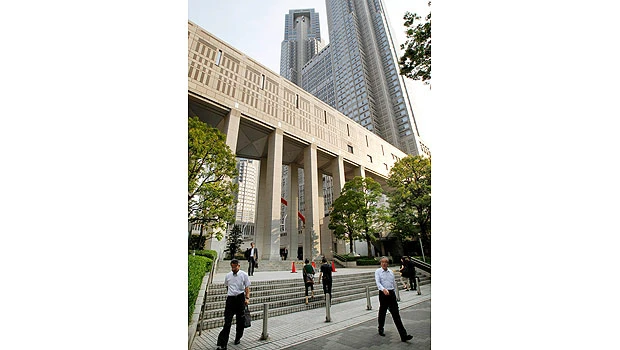 To save power, Tokyo employees start work early