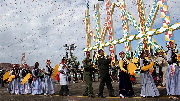 Refugees flee Myanmar clashes near Chinese border