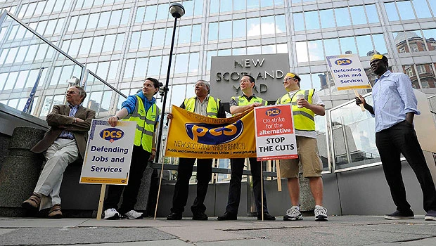 UK teachers, civil servants strike over pensions