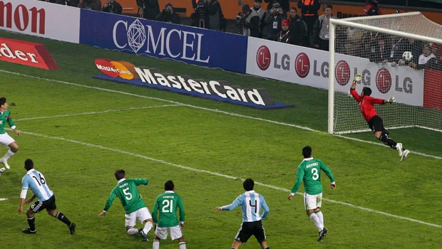Aguero saves Argentina from Copa opener upset