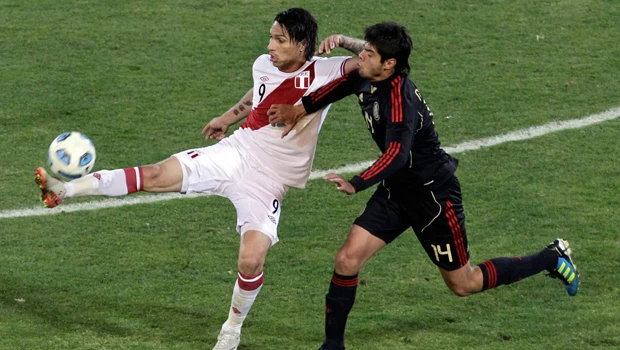 Peru beats Mexico 1-0; Uruguay held by Chile
