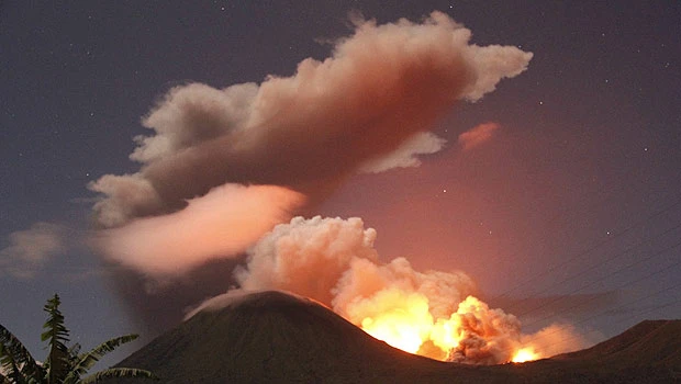 Indonesians flee volcano eruption