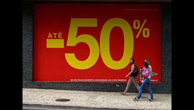 Portugal raises $1.2bn at high rate after downgrade