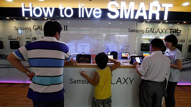 Samsung Q2 profit falls, warns of tough outlook