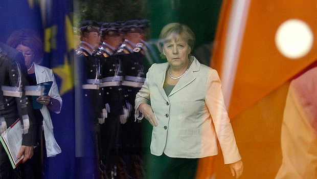 Merkel rebuffs rating agencies on Greece