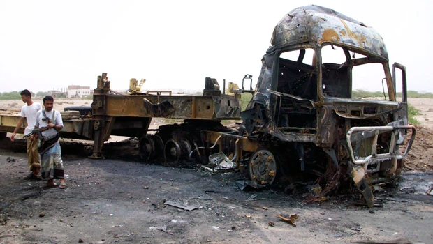 Bomber kills 10 soldiers in Aden convoy attack