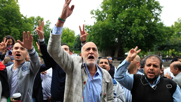 UK recognizes Libyan rebels, expels Qaddafi envoys