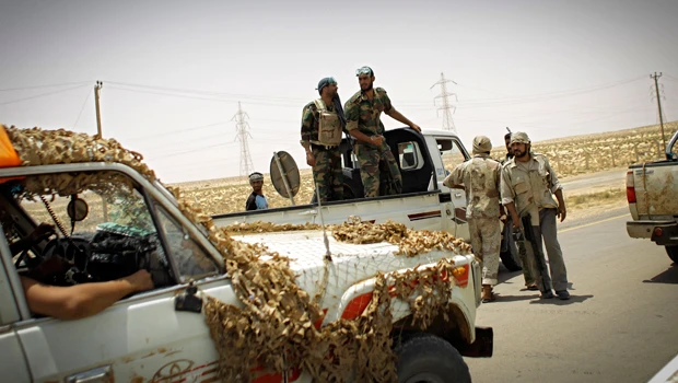 Libyan rebels report Qaddafi fight-back