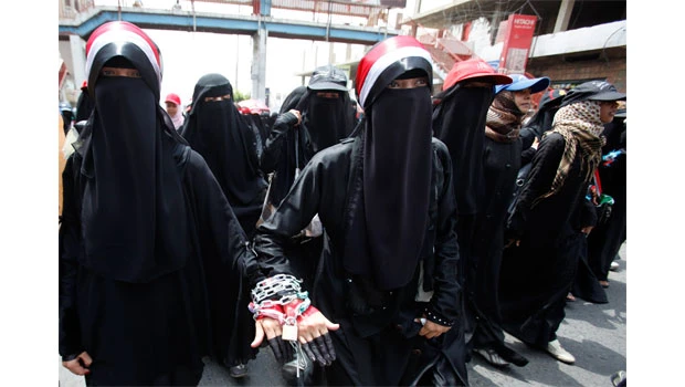 Besieged Yemen base seeks help