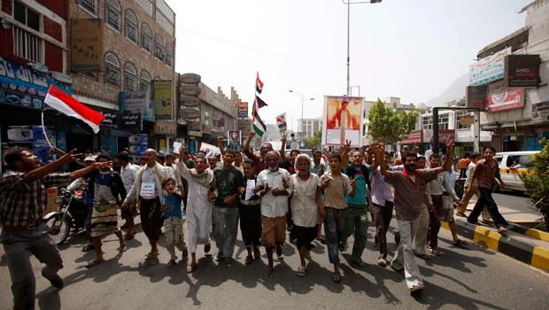 Tens of thousands of Yemenis flee violence in south