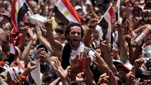 Egyptians extend protests at Tahrir Square