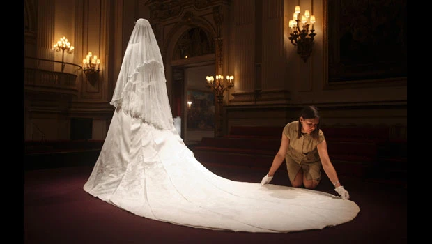 Wedding dress to draw record crowds to London palace