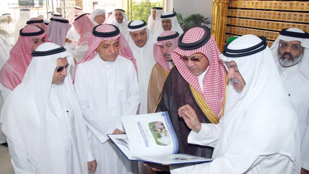 Al-Farsy reviews preparations by major tawafa establishments