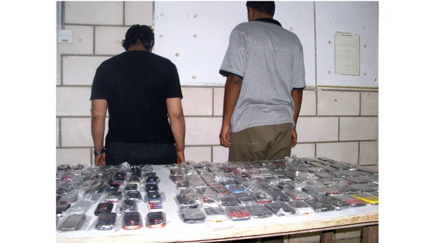 Riyadh police arrest cell-phone snatchers