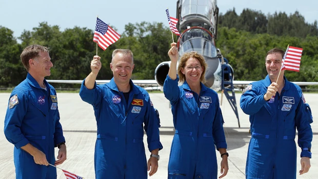 Last 4 shuttle astronauts arrive for countdown