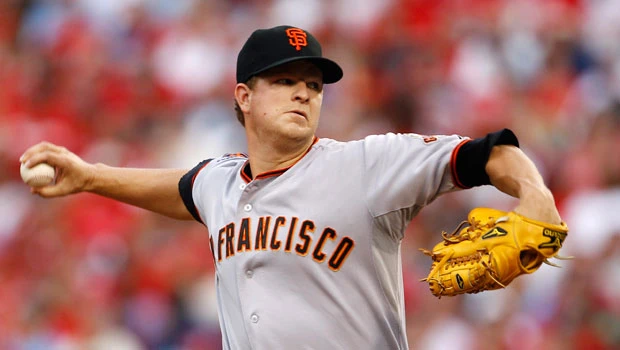 Cain outduels Hamels as Giants top Phillies 2-1