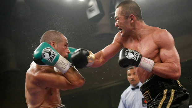 Shumenov stops Santiago in 9th round