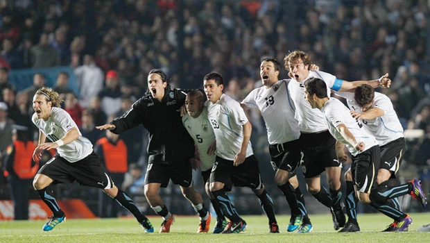 Argentina out in Copa; Uruguay and Peru advance