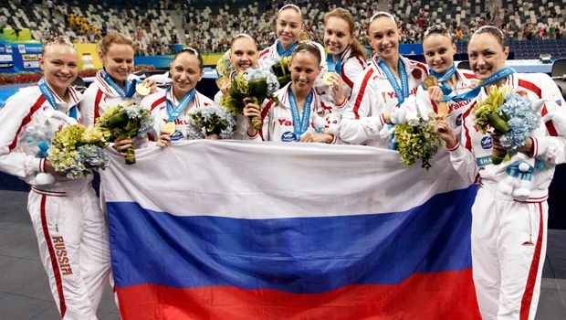 Russian, Chinese swimmers dominate at halfway stage