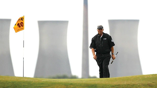 Clarke within sight of debut major; takes one-shot lead into final day