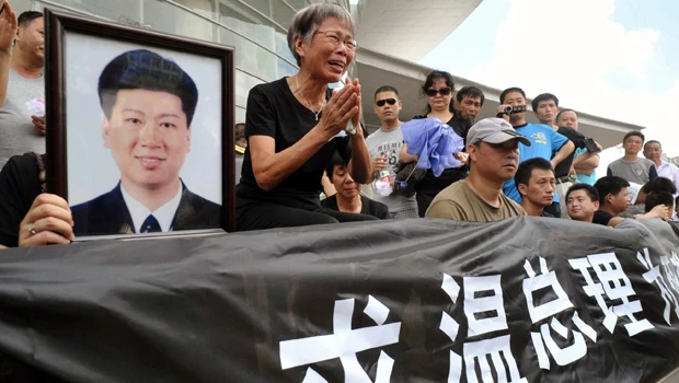 China’s Wen moves to win back public confidence after train crash