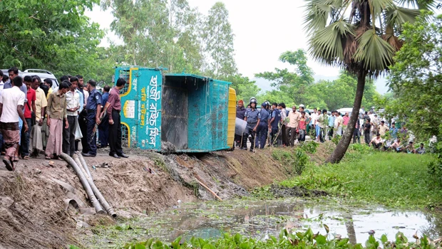 Bangladesh crash kills 44 schoolboys after football match
