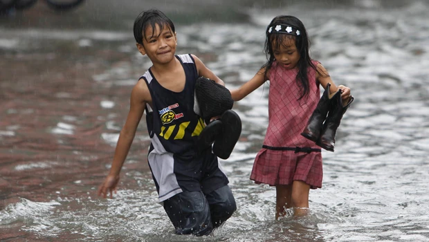 10 dead, 10 missing as storm lashes Philippines