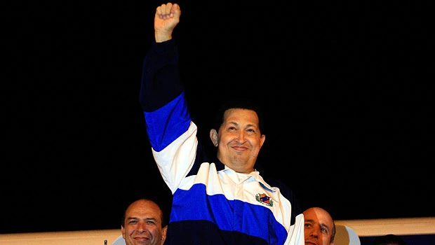 Smiling Chavez makes surprise return to Venezuela