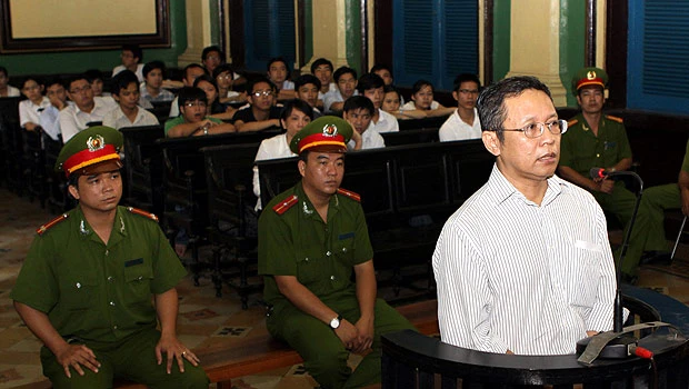 Vietnam jails French-Vietnamese teacher over blogs