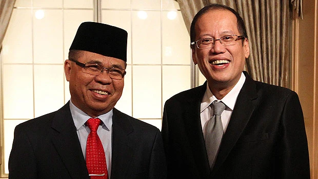 Philippine leader, rebel chief push peace talks