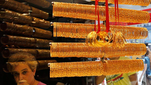 Gold retreats; dollar drops on dismal data