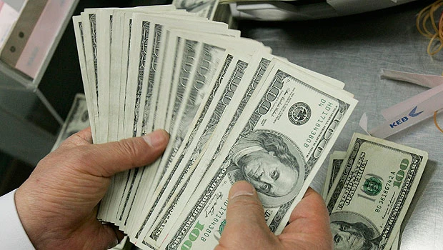 Dollar may drop on S&P move; Swiss franc, yen likely beneficiaries