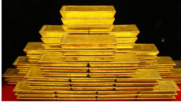 Gold breaks $1,700 barrier on safe-haven buying