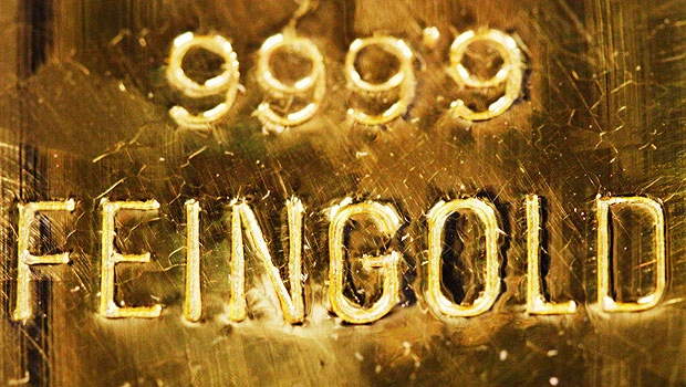 Gold prices rally 2.5%, hit new record