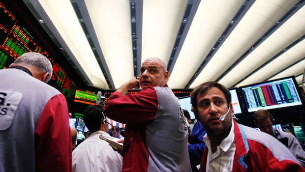 Oil slumps 6%, Brent drops below 200-day average