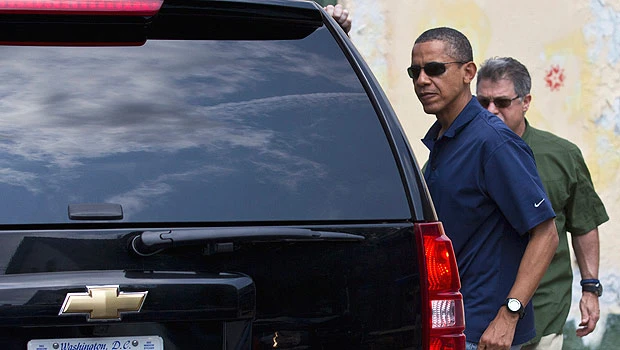 Relaxing Obama hits bookstore with Malia and Sasha