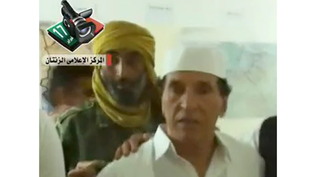 Libyan fighters capture key towns as top officials defect