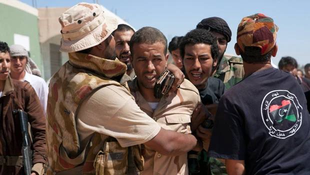 Qaddafi forces try to block Libyan rebel advance