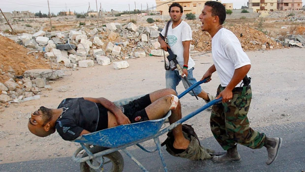 Rebels hunt Qaddafi, hometown targeted